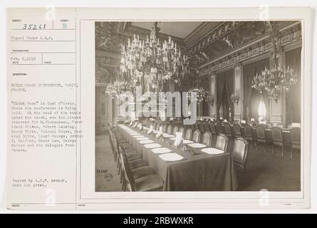 „Clock Room“ im Quai d'Orsay, Paris, Frankreich, wo die Weltfriedenskonferenz stattfindet. Das Bild zeigt den Tisch mit reservierten Plätzen für M. Clemenceau, Präsident Wilson, Robert Lansing, Henry White, Colonel House, General Bliss, Lloyd George, Arthur J. Balfour, Bonar Law, George Barnes, Und der Delegierte aus Kanada. Foto aufgenommen am 8. Februar 1919. Stockfoto