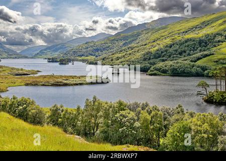 Loch Eilt in der Nähe der Westküste von Lochailort Schottland ein Muster kleiner Inseln über den Gewässern des loch im Sommer Stockfoto