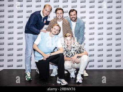 AMSTERDAM - 11/07/2023, AMSTERDAM - De Bankzitters während eines Pressezeitpunkts in AFAS Live. Die Mitglieder der beliebten YouTube-Formation stellen ihre Pläne für den kommenden Zeitraum vor. ANP EVA PLEVIER netherlands Out - belgium Out Credit: ANP/Alamy Live News Stockfoto