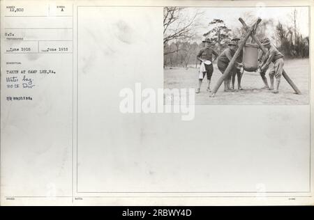 Soldaten in Camp Lee, VA, im Jahr 1918, werden mit Wassersäcken gesehen. Dieses Bild stammt aus der 80. Division und wurde vom SC-Fotografen als Teil einer Serie von amerikanischen Militäraktivitäten während des Ersten Weltkriegs aufgenommen. Die Tasche ist mit der Nummer 12800 beschriftet und ist ein Geschenk für die Soldaten. Stockfoto