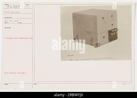 Bild einer Nahaufnahme eines für militärische Zwecke während des Ersten Weltkriegs ausgestellten Funktelefons. Das Gerät scheint ein Transmitter für kurze Entfernungen zu sein. Das Foto wurde am 15. Februar 1919 von einem Fotografen der Funkabteilung des Signals Corps aufgenommen. Stockfoto