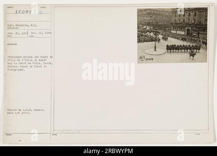 Präsident Wilson und sein Gefolge begeben sich zum Hotel de Ville in Paris, Frankreich. Eine Ehrenwache ist im Vordergrund des Fotos zu sehen. Das Foto wurde am 22. Januar 1919 von Sergeant Grunelle aufgenommen. Sie wurde anschließend vom A.E.P. Zensor genehmigt. Stockfoto