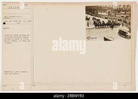 Ein am 15. Dezember 1918 aufgenommenes Foto zeigt eine französische Ehrengarde, die hinter der Partei von Präsident Wilson auf dem Place de l'Oper in Paris, Frankreich, positioniert ist. Das Foto wurde von Sergeant Grunelle gemacht und vom A.E.F.-Zensor herausgegeben. Zusätzliche Details oder Kontext sind nicht verfügbar. Stockfoto