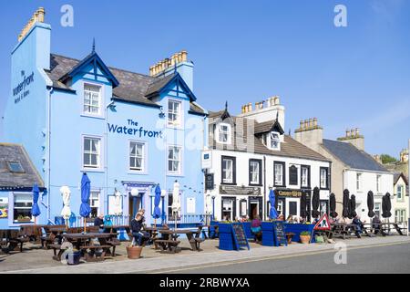 Portpatrick mit dem Crown Hotel und dem Waterfront Hotel an der Uferpromenade Portpatrick Rhins der Halbinsel Galloway Dumfries und Galloway Scotland UK GB Stockfoto