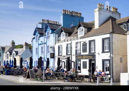 Portpatrick mit dem Crown Hotel und dem Waterfront Hotel an der Uferpromenade Portpatrick Rhins der Halbinsel Galloway Dumfries und Galloway Scotland UK GB Stockfoto