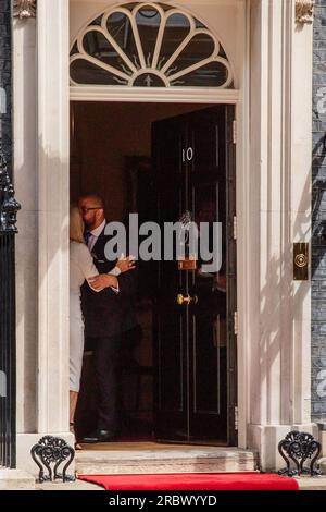 Downing Street, London, Großbritannien. 10. Juli 2023 James clever MP, Secretary of State for Foreign, Commonwealth and Development Affairs, küsst Jane Hartley, US-Botschafterin im Vereinigten Königreich, nach dem Treffen des britischen Premierministers Rishi Sunak mit dem Präsidenten der Vereinigten Staaten von Amerika, Joe Biden, in 10 Downing Street, London, UK. Foto: Amanda Rose/Alamy Live News Stockfoto