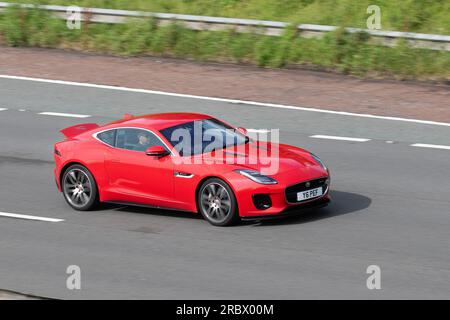 2018 Rot Jaguar F-Type I4 R-Dynamic Auto 300 I4 Quickshift Auto Start/Stop Car Coupe Benzinmotor 1997 cm3; Fahrt mit hoher Geschwindigkeit auf der Autobahn M6 im Großraum Manchester, Großbritannien Stockfoto