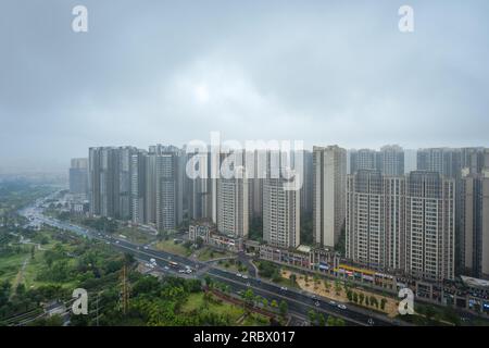 Die Geschäftsstadt Chengdu an einem bewölkten Tag. Stockfoto