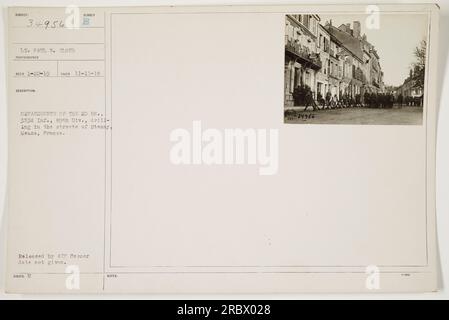 Einheit des 2. Maschinenbataillons, 353. Infanterie, 89. Division, führt am 15. November 1918 Übungen in den Straßen von Stendy, Meuse, Frankreich durch. Dieses Foto wurde von Lieutenant Paul W. Cloud gemacht. Sie ging am 22. Januar 1919 ein. Das Bild wurde vom AEF-Sensor veröffentlicht, das genaue Veröffentlichungsdatum ist jedoch unbekannt. Stockfoto