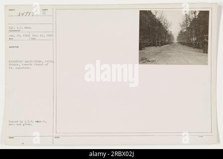 Sergeant A.J. Mann steht am 14. Dezember 1918 auf dem Sun Boulevard in Malesherbes, Paris, Frankreich. Das Foto wurde am 20. Januar 1919 aufgenommen und vom Fotografen empfangen. Auf dem Foto hält Sergeant Mann einen Stock mit dem Emblem von St. Augustine. Dieses Bild wurde von der A.E.F (American Expeditionary Forces) genehmigt, gibt jedoch kein Ausstellungsdatum an. Stockfoto