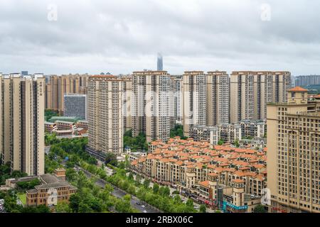 Die Geschäftsstadt Chengdu an einem bewölkten Tag. Stockfoto