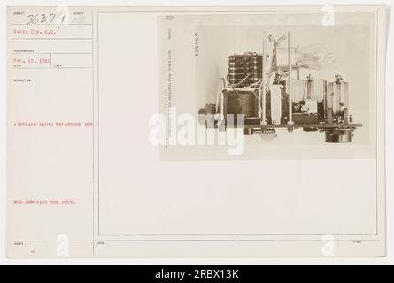 Ein Bild eines von der US-Regierung herausgegebenen Sumber-Flugzeugfunktelefonsets von der Radio Division im Ersten Weltkrieg. Das Foto wurde am 15. Februar 1919 aufgenommen und mit der Beschreibung „109986 Kurzstreckenfunktelefon nur für den offiziellen Gebrauch“ empfangen. Diese Position ist unter cs46 indexiert, wobei das Thema 36379 ist. Stockfoto