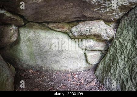 Eine Grabkammer in Waylands Smithy Neolithic Long Barrow auf dem Ridgeway, Oxfordshire, Großbritannien Stockfoto