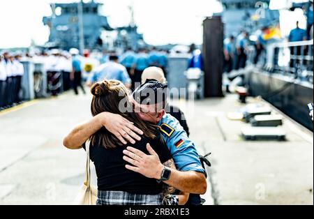 Kiel, Deutschland. 11. Juli 2023. Ein Besatzungsmitglied des Minenholzschiffs "Bad Bevensen" verabschiedet sich im Marinehafen von Kiel, bevor es in eine der permanenten Minenabwehreinheiten der NATO eingesetzt wird. Kredit: Axel Heimken/dpa/Alamy Live News Stockfoto