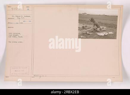 Dieses Bild zeigt Lieutenant Edward N. Jackson, einen Fotografen vom Signal Reserve Corps, der ein Bild einer Kanalisation aus Leinwand macht. Das Foto wurde am 3. Mai 1918 im Camp Kearny in San Diego, Kalifornien, aufgenommen. Es wurde für die 40. Division ausgestellt und später von der war College Division zensiert und freigelassen. Stockfoto