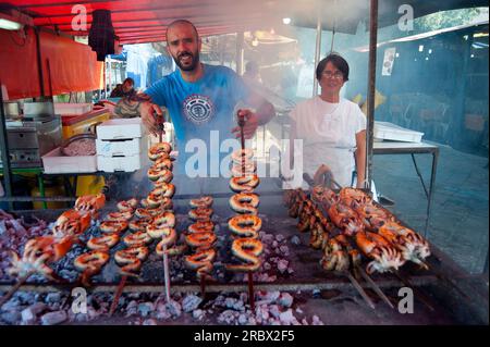 Tintenfisch und Aal auf der Spieße, typisches sardinisches Rezept, Festmahl von Santa Vitalia, Serrenti, Campidano, Sardinien, Italien, Europa, Stockfoto