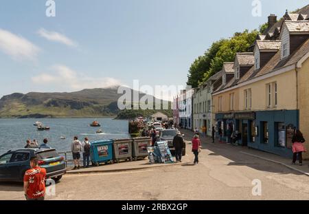 Portree, Isle of Skye, Schottland, Großbritannien. 5. Juni 2023 Portree Hafen kleine Boote und farbenfrohe Häuser und Geschäfte mit Blick auf die Bucht. Sommerzeit. Stockfoto