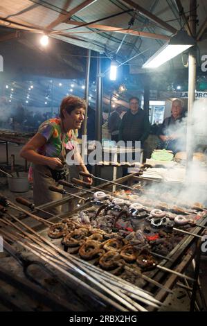 Tintenfisch und Aal auf der Spieße, gegrilltes Mullet, typisches sardinisches Rezept, Festmahl von Santa Vitalia, Serrenti, Campidano, Sardinien, Italien, Europa, Stockfoto