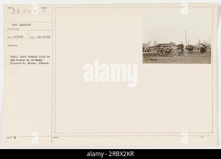 Sergeant McAuley, der Fotograf, machte dieses Foto am 19. November 1918 in Spincourt, Mause, Frankreich. Das Bild zeigt, wie kleine Waffen von Deutschland an die Amerikaner übergeben werden. Dieses Foto hat die Identifikationsnummer 36540 und wurde am 5. Februar 1919 offiziell dokumentiert. Stockfoto