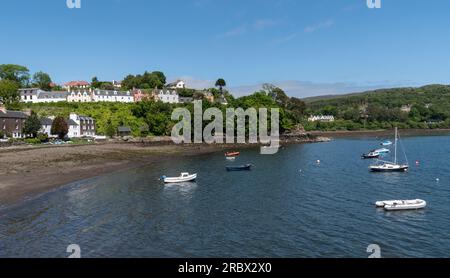 Portree, Isle of Skye, Schottland, Großbritannien. 5. Juni 2023 Portree Hafen mit bunten Häusern mit Blick auf die Bucht. Stockfoto