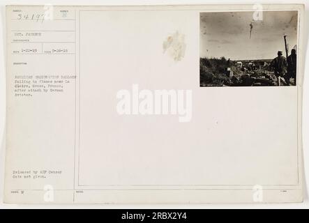 Amerikanischer Observation Ballon, der in Flammen in der Nähe von La Claire, Mause, Frankreich steht, nachdem er von einem deutschen Piloten angegriffen wurde. Das Foto wurde von Sergeant Jackson am 26. September 1918 aufgenommen. Es wurde von den amerikanischen Expeditionstruppen freigelassen, aber das Datum des Zensors ist unbekannt. Stockfoto