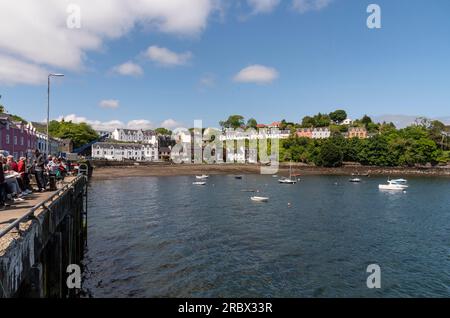 Portree, Isle of Skye, Schottland, Großbritannien. 5. Juni 2023 Portree Hafen mit bunten Häusern mit Blick auf die Bucht. Stockfoto