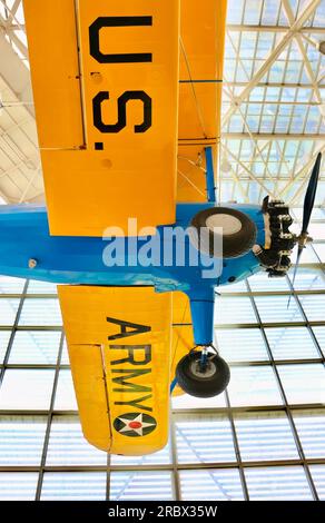 Stearman PT-13A Kaydet (A75) Doppeldecker in der Great Gallery The Museum of Flight Seattle Washington State USA Stockfoto