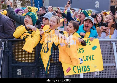 Melbourne, Victoria, Australien. 11. Juli 2023. MELBOURNE, AUSTRALIEN - JULI 11: Fans der australischen Commbank Matildas Women's World Cup-Mannschaft kündigen an und präsentieren sich am Federation Square am 11. Juli 2023 in Melbourne, Australien. (Kreditbild: © Chris Putnam/ZUMA Press Wire) NUR REDAKTIONELLE VERWENDUNG! Nicht für den kommerziellen GEBRAUCH! Kredit: ZUMA Press, Inc./Alamy Live News Stockfoto