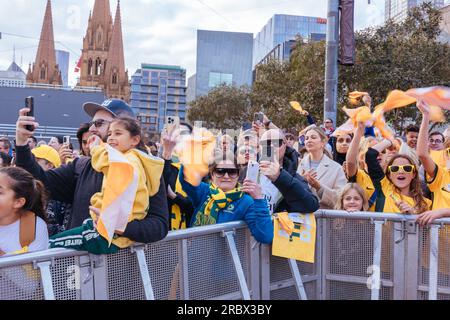 Melbourne, Victoria, Australien. 11. Juli 2023. MELBOURNE, AUSTRALIEN - JULI 11: Fans der australischen Commbank Matildas Women's World Cup-Mannschaft kündigen an und präsentieren sich am Federation Square am 11. Juli 2023 in Melbourne, Australien. (Kreditbild: © Chris Putnam/ZUMA Press Wire) NUR REDAKTIONELLE VERWENDUNG! Nicht für den kommerziellen GEBRAUCH! Kredit: ZUMA Press, Inc./Alamy Live News Stockfoto