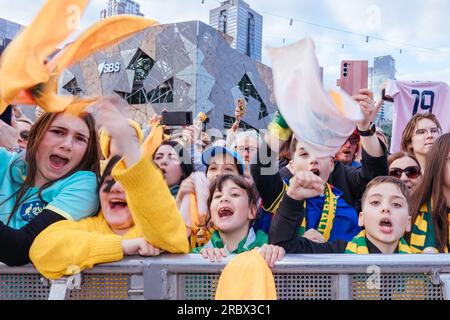 Melbourne, Victoria, Australien. 11. Juli 2023. MELBOURNE, AUSTRALIEN - JULI 11: Fans der australischen Commbank Matildas Women's World Cup-Mannschaft kündigen an und präsentieren sich am Federation Square am 11. Juli 2023 in Melbourne, Australien. (Kreditbild: © Chris Putnam/ZUMA Press Wire) NUR REDAKTIONELLE VERWENDUNG! Nicht für den kommerziellen GEBRAUCH! Kredit: ZUMA Press, Inc./Alamy Live News Stockfoto