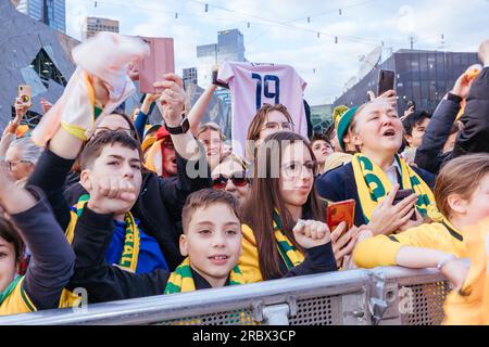 Melbourne, Victoria, Australien. 11. Juli 2023. MELBOURNE, AUSTRALIEN - JULI 11: Fans der australischen Commbank Matildas Women's World Cup-Mannschaft kündigen an und präsentieren sich am Federation Square am 11. Juli 2023 in Melbourne, Australien. (Kreditbild: © Chris Putnam/ZUMA Press Wire) NUR REDAKTIONELLE VERWENDUNG! Nicht für den kommerziellen GEBRAUCH! Kredit: ZUMA Press, Inc./Alamy Live News Stockfoto