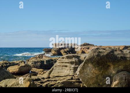 Felsen an der Küste Stockfoto