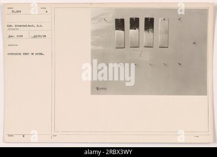 Ein Soldat, Sergeant Schachel Ford, vom Signalkorps, ist auf diesem Foto zu sehen, das im Dezember 1918 aufgenommen wurde. Er führt einen Korrosionstest an einem Stahlstück durch, das mit einem Hinweis mit der Aufschrift 312,53 versehen wurde. Zweck dieses Tests war es, die Auswirkungen der Korrosion auf militärische Ausrüstung während des Ersten Weltkriegs zu bewerten. Stockfoto