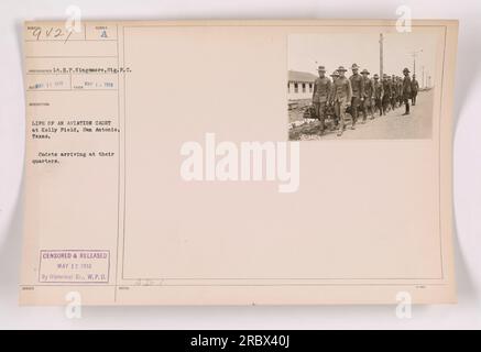 Kadetten in Kelly Field in San Antonio, Texas, kommen in ihrem Quartier an. Fotografiert von Lieutenant H.P. Kingmore vom Signal Reserve Corps. Veröffentlicht von der Historical Branch, war Plans Division am 17. Mai 1918. Bildunterschrift und Bild aus der Sammlung „Fotografien amerikanischer Militäraktivitäten während des Ersten Weltkriegs“. Stockfoto