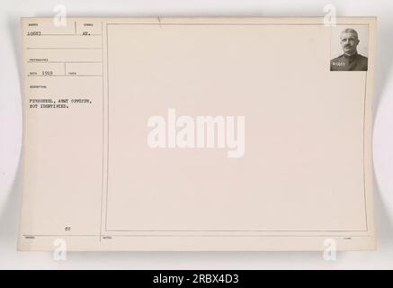 Ein nicht identifizierter Armeeoffizier steht mit Personal auf diesem Foto, das 1919 während des Ersten Weltkriegs aufgenommen wurde Stockfoto