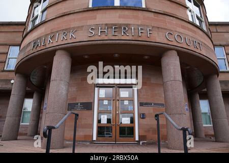 Eine allgemeine Ansicht des Falkirk Sheriff Court, da Linda und Stuart Allan Eltern von Katie Allan und Anwalt Aamer Anwar nach einer ersten Anhörung des Falkirk Sheriff Court zu den Medien sprechen, die die Untersuchung von tödlichen Unfällen in Katie Allan und William Lindsay betraf, Die sich beide in der Polmont Young Straftäter-Anstalt das Leben nahmen. Bilddatum: Dienstag, 11. Juli 2023. Stockfoto