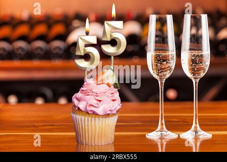 Cupcake Mit Nummer Für Geburtstags- Oder Jubiläumsfeier; Nummer 55. Stockfoto