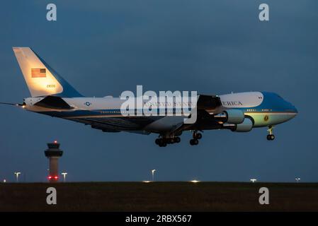 US-Boeing VC-25A Flugzeug als Air Force One mit Präsident Joe Biden im Finale am Flughafen London Stansted in Essex, Großbritannien. Landung nach Einbruch der Dämmerung Stockfoto