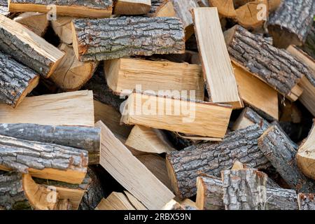Ein Haufen gehacktes Brennholz aus der Nähe Stockfoto