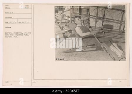 Soldaten entladen im Ersten Weltkrieg eine Krankentrage von einem Schiff in Gerstner Field. Die Trage wird von einem Krankenhausschiff entfernt. Dieses Foto wurde am 1. November 1918 aufgenommen. Stockfoto