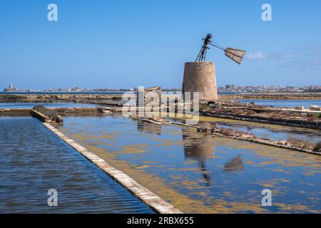 Alte Windmühle und Salzpfannen in der Nähe von Trapani in Sizilien, Italien Stockfoto