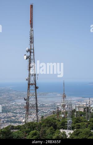 Blick vom Berg Erice auf die Kommunikationstürme der Mobilfunkkommunikation und die Küste von Sizilien Stockfoto