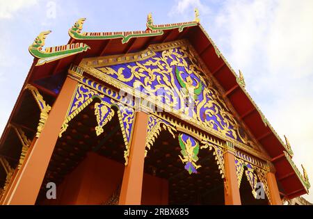 Atemberaubende Details und Garuda der Fassade der Ordinationshalle des Wat Phra That Chang Kham Worawihan Tempels in der Provinz Nan, Nord-Thailand Stockfoto