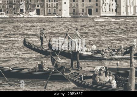 Venedig, Italien - Mai 29 2023: Traditionelle Gondelfahrt auf dem Canal Grande. Touristen in Venedig. Stockfoto