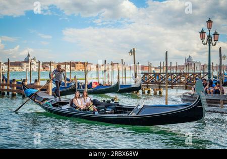 Venedig, Italien - Mai 29 2023: Traditionelle Gondelfahrt auf dem Canal Grande. Touristen in Venedig. Stockfoto