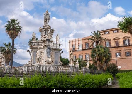 Denkmal von König Karl vor dem historischen normannischen Palast in Palermo Sizilien Stockfoto