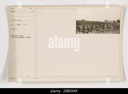 Soldaten, die während des Ersten Weltkriegs an einer Übung in Fort Sam Houston in Texas teilnahmen. Dieses Foto wurde 1919 aufgenommen und zeigt Truppen, die an Übungen teilnehmen. Das Bild ist Teil der Sammlung amerikanischer Militäraktionen während des Krieges." Stockfoto