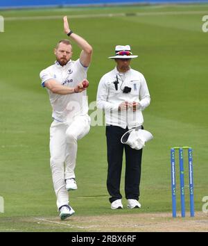 Hove UK 11. Juli 2023 - Nathan McAndrew bowls für Sussex gegen Derbyshire während des zweiten Tages des LV= Insurance County Championship Cricket-Spiels auf dem 1. Central County Ground in Hove : Credit Simon Dack /TPI/ Alamy Live News Stockfoto