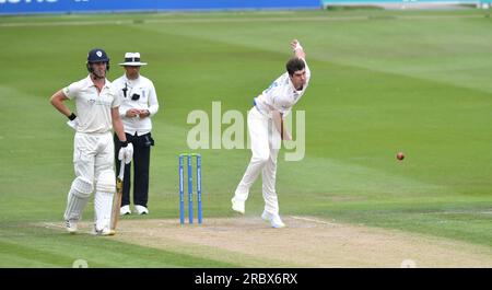 Hove UK 11. Juli 2023 - Henry Shipley bowls für Sussex gegen Derbyshire am 2. Tag des Cricket-Spiels LV= Insurance County Championship auf dem 1. Central County Ground in Hove : Credit Simon Dack /TPI/ Alamy Live News Stockfoto