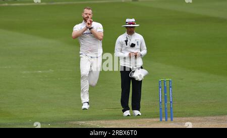 Hove UK 11. Juli 2023 - Nathan McAndrew bowls für Sussex gegen Derbyshire während des zweiten Tages des LV= Insurance County Championship Cricket-Spiels auf dem 1. Central County Ground in Hove : Credit Simon Dack /TPI/ Alamy Live News Stockfoto